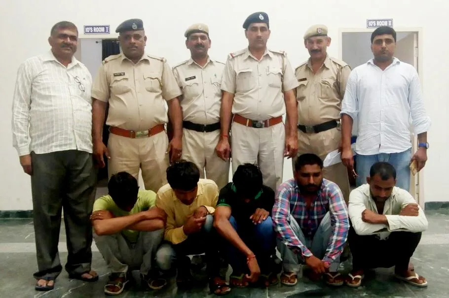 पुलिस की छापेमारी में गैंग के पांच युवक गिरफ्तार