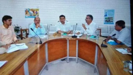 जिला प्रभारी सचिव ने की विभिन्न योजनाओं की समीक्षा
