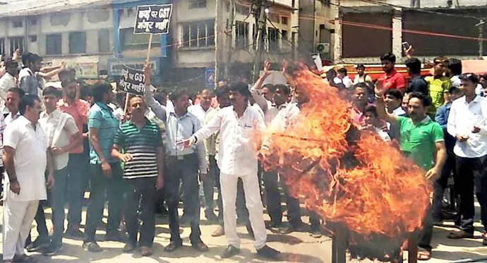 गरजे व्यापारी, फूंका पुतला
