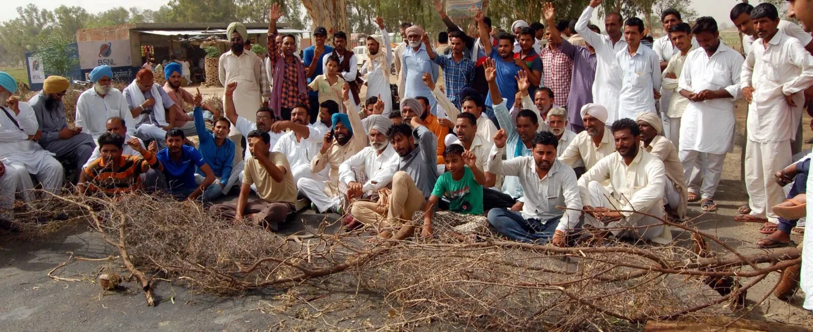 मंडियों में कारोबार रहा ठप , सड़कों पर उतरा अन्नदाता