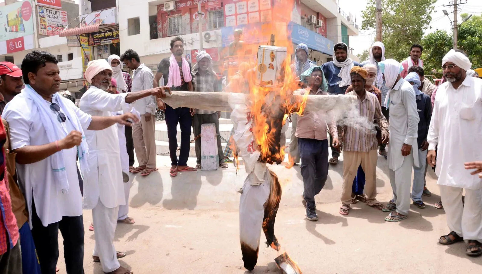 कर्जमाफी की मांग पर फूंके पुतले