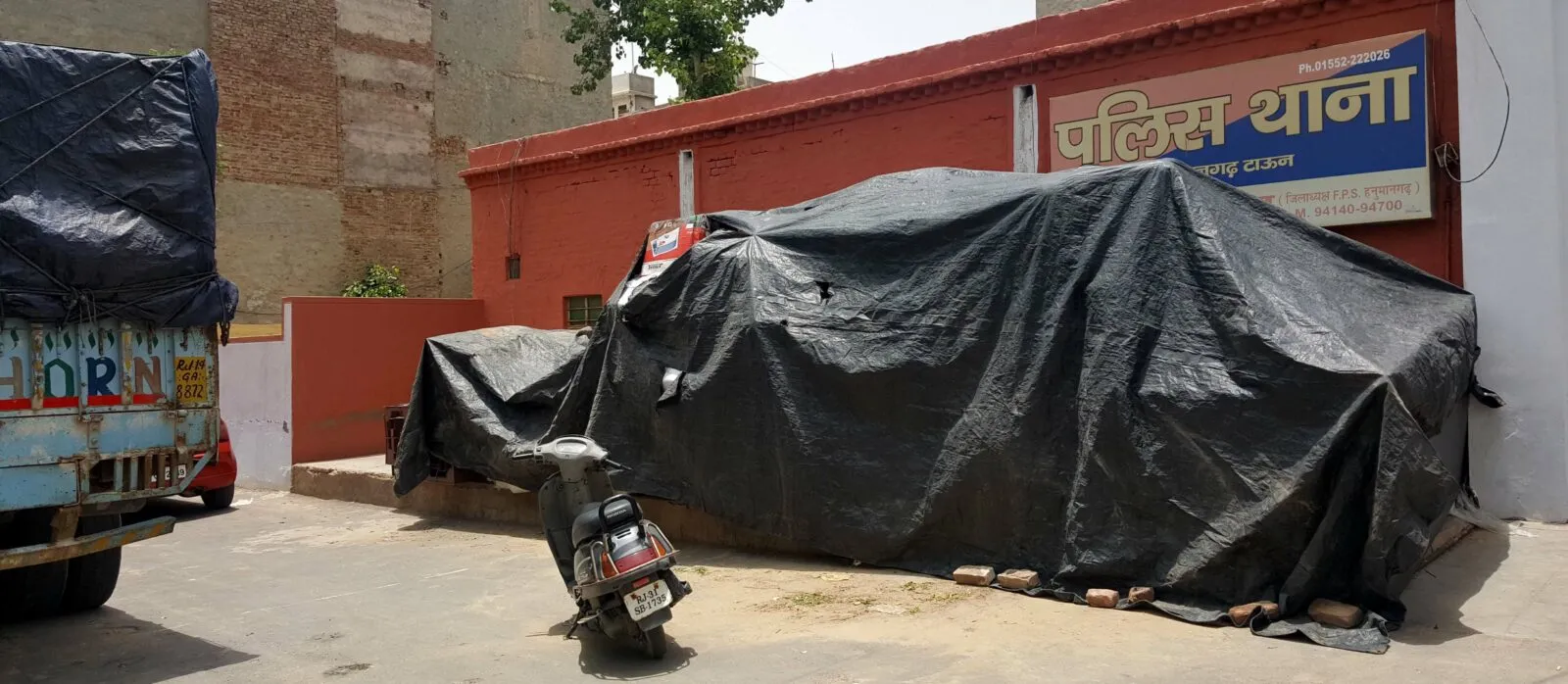 कोर्ट के आदेशों के बावजूद नहीं छूटे ट्रक