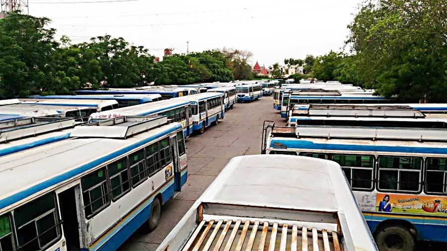 हिसार डिपो से नहीं चलने दी बसें, चक्का जाम