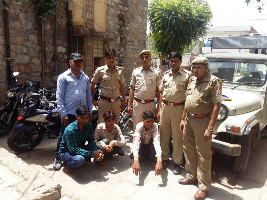 पुलिस के हत्थे चढ़े तीन वाहन चोर गिरोह