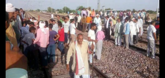 आरक्षण के लिए रेलवे ट्रैक पर बैठे आंदोलनकारी, रेल मार्ग बाधित