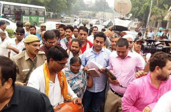 सीएम केजरीवाल से मिलने पहुंचे कपिल मिश्रा को रोका