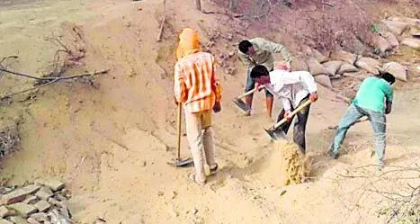 सिंचाई पानी के लिए तरसे किसान