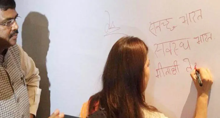 हिंदी में ‘स्वच्छ’ नहीं लिख पाईं BJP सांसद मीनाक्षी