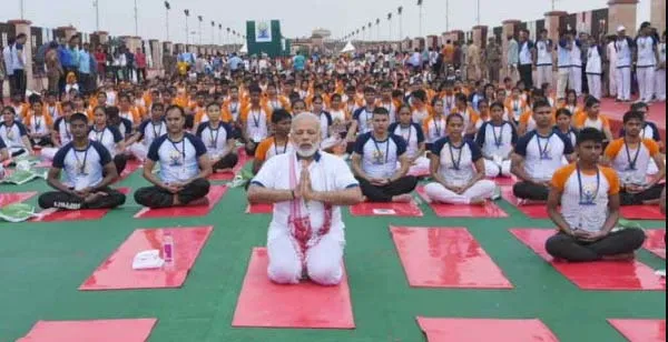 लखनऊ: बारिश के बीच मोदी ने किया योग