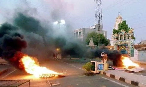 MP में भीड़ को भड़काते दिखे कांग्रेस नेता, किसानों ने फिर जलाईं गाड़ियां