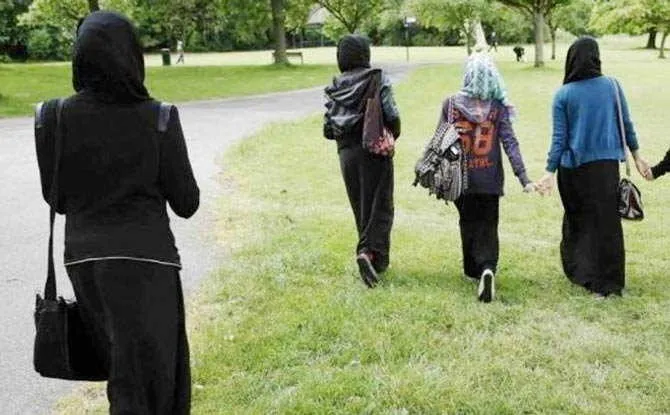 UK: हिजाब खींचकर लड़की को गिराया