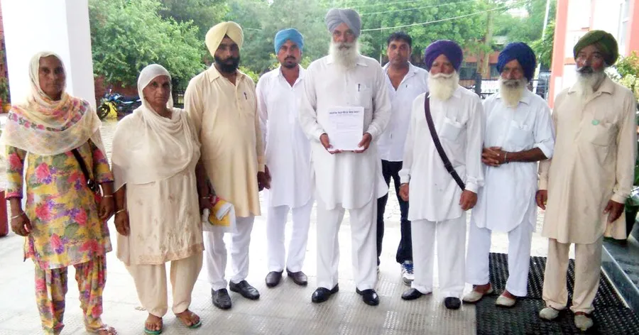 संधु कलां की पंचायत ने सौंपे इस्तीफे
