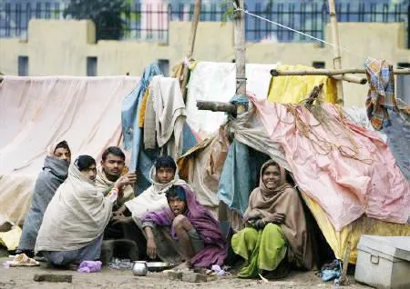 आशियाने की बाट जोहते गरीब