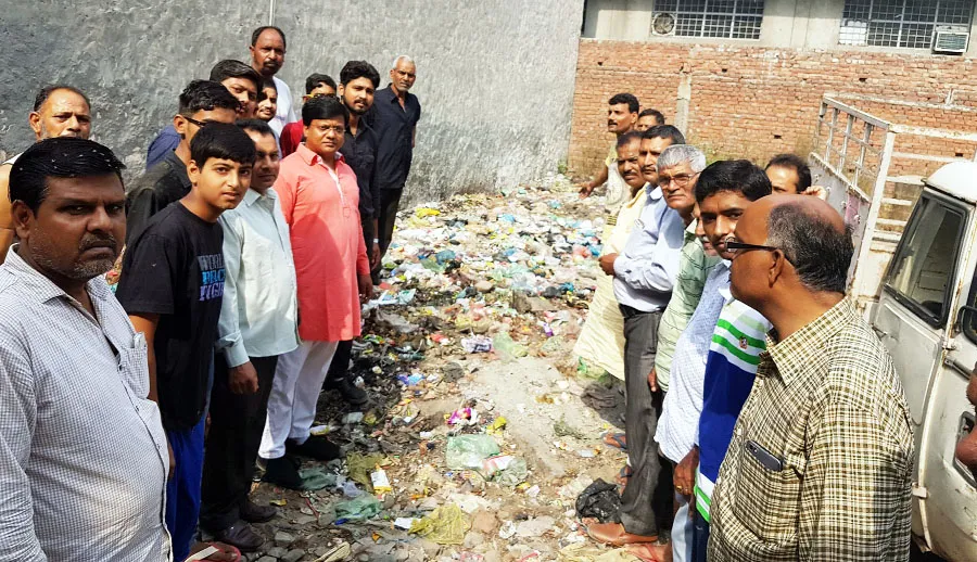 निगम अधिकारियों व पार्षद के खिलाफ फूटा लोगों का गुस्सा