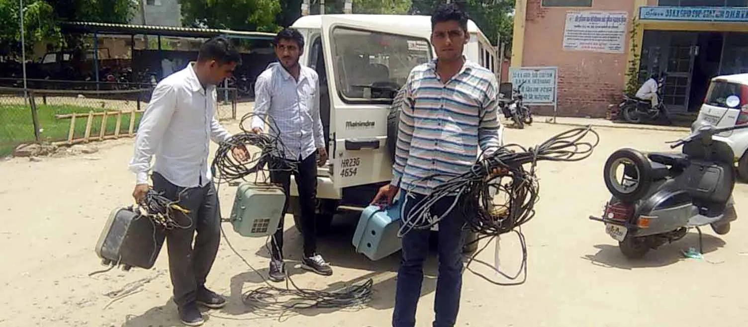 बिजली निगम ने फैक्ट्रियों व घरों पर मारे छापे