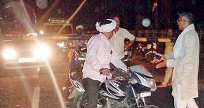 हादसे के बाद भी लोग रेलवे फाटक करते रहे क्रास