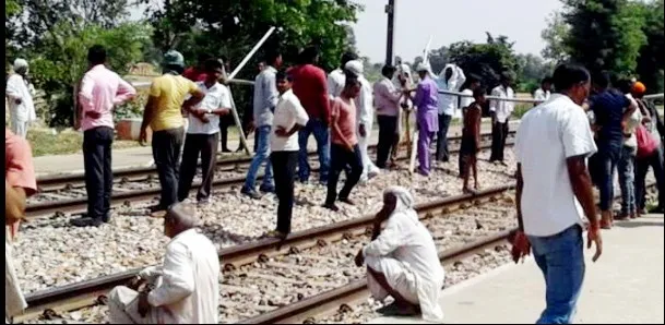 भरतपुर: रेलवे ट्रैक पर बैठे जाट आंदोलनकारी