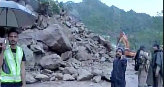उधमपुर-रामबन में भूस्खलन, रोकी अमरनाथ यात्रा