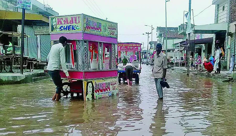 बरसात से संगत मंडी हुई जलमग्न