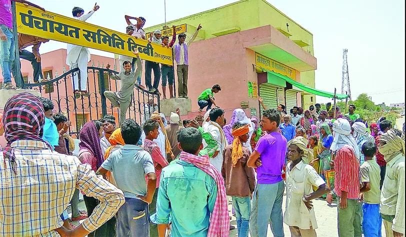 लोगों ने प्रदर्शन कर फूंका सरकार का पुतला