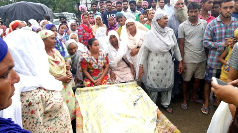 शव को रोड पर रख किया हंगामा