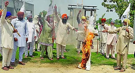 प्रदेश भर में किसानों ने वित्त मंत्री के पुतले फूंके