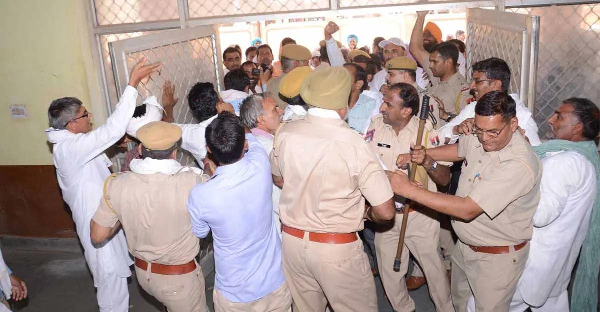 किसानों ने किया एसडीएम कार्यालय पर प्रदर्शन