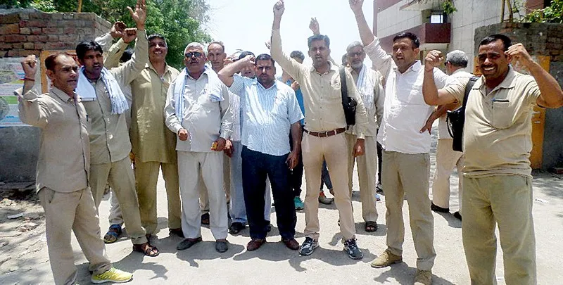 रोड़वेज कर्मियों ने किया चक्काजाम