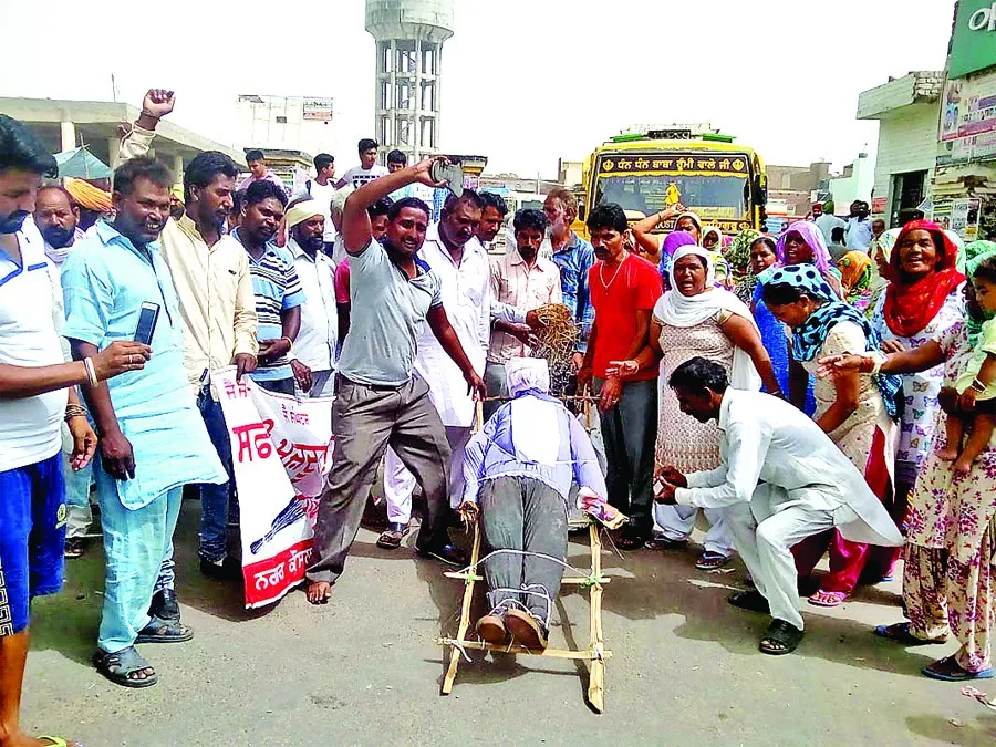 सफाई सेवकों ने फूंका प्रशासन का पुतला
