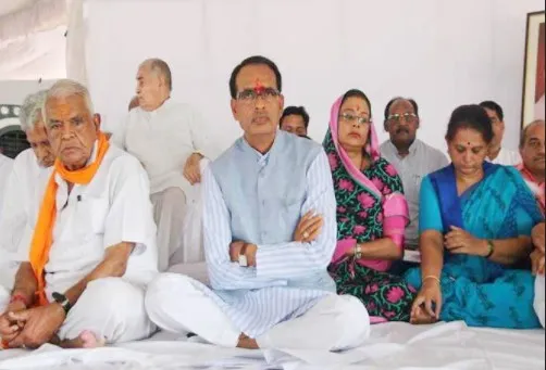 किसान आंदोलन: शिवराज ने तोड़ा उपवास