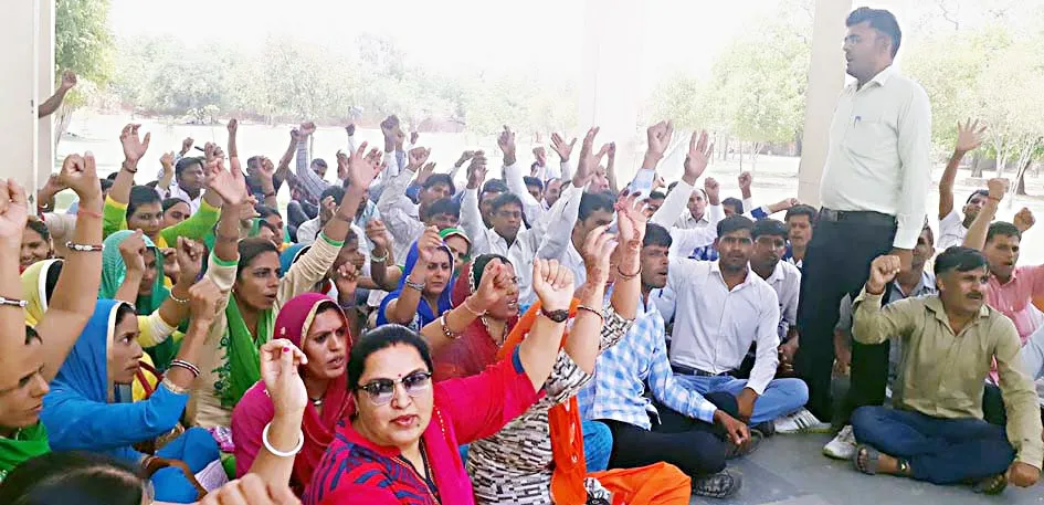 मांगों को लेकर सड़कों पर उतरे प्रेरक
