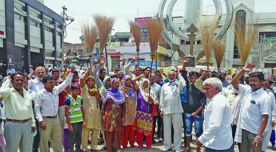 नगर परिषद् कर्मियों ने किया प्रदर्शन