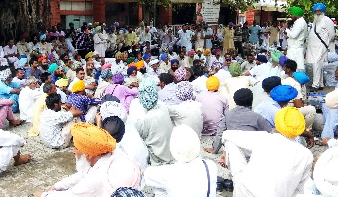 उपायुक्त कार्यालय समक्ष गरजे ट्रक आॅपरेटर