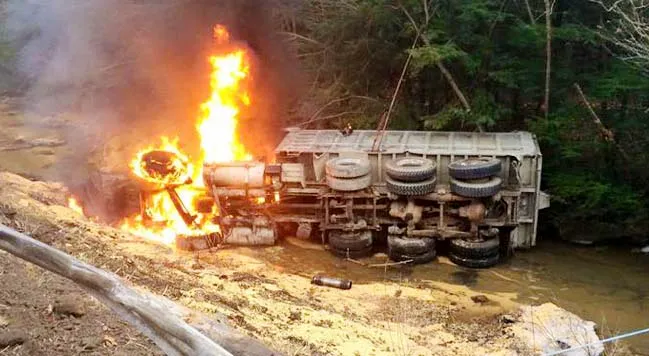 ट्रक में आग लगने से दो दर्जन मोटर साइकिल जल कर राख