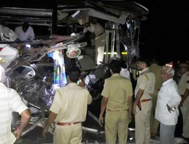 बस और ट्रक की टक्कर, 3 की मौत