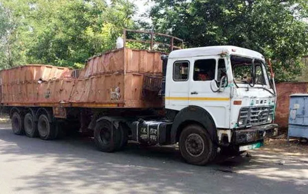 नमक से भरा ट्रक कार पर गिरा, 5 की मौत