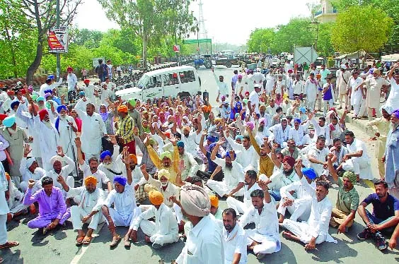 परिजनों के हक में डटे किसान, जीटी रोड जाम