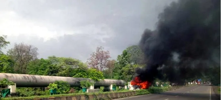 महाराष्ट्र में अब सरकार से जमीन वापस लेने के लिए आंदोलन, किसानों का हिंसक प्रदर्शन