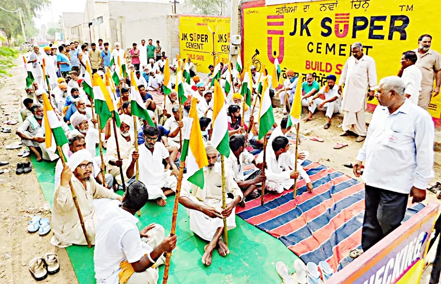 धरने पर डटे मजदूर, क्षेत्र पुलिस छावनी में तबदील