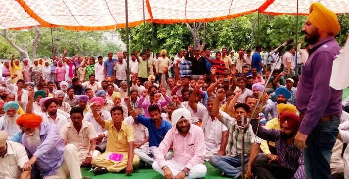 डीसी कार्यालय समक्ष डटे मजदूर संगठन
