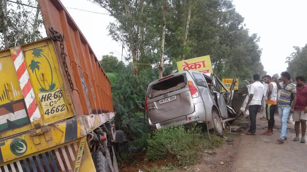 ट्राले से सीधी टकराई जायलो गाड़ी, ड्राइवर समेत 8 की मौत