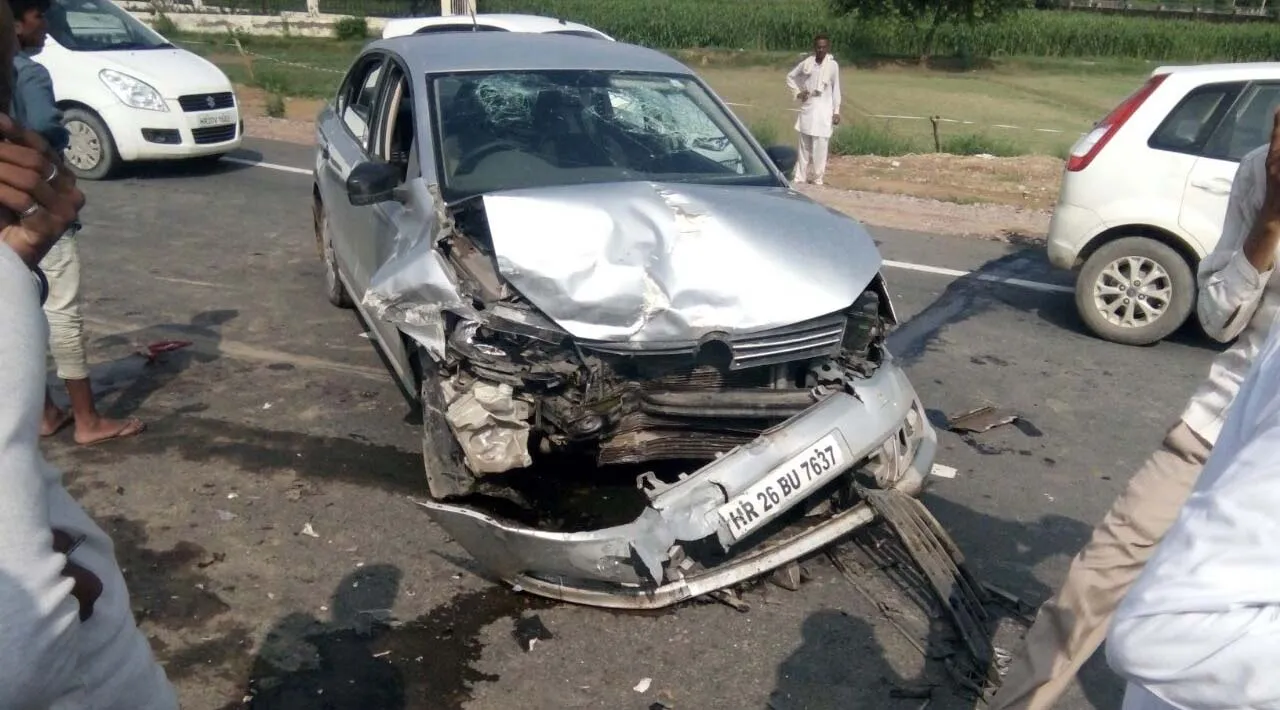 दो कारों की भिड़ंत में चालक की मौत, 4 घायल