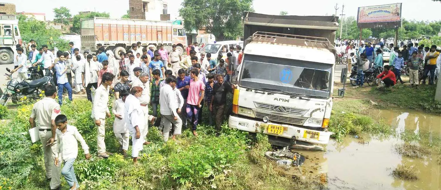 तेज रफ्तार डंपर ने बाइक सवारों घसीटा, एक की मौत
