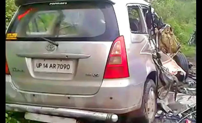 यूपी के बिजनौर में बस ने कार को मारी टक्कर, महिलाओं-बच्चों समेत 9 की मौत
