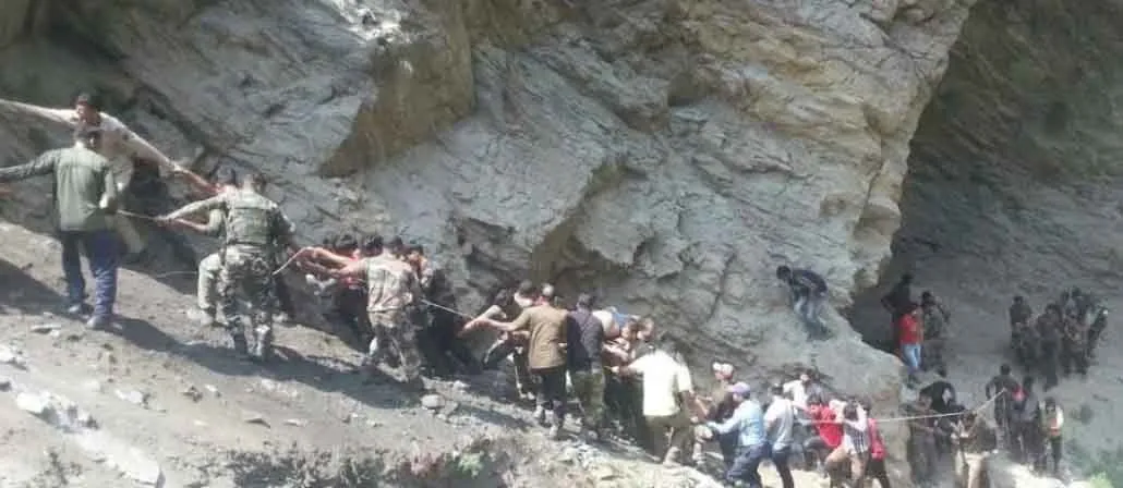 अमरनाथ यात्रियों की बस खाई में गिरी, 16 की मौत