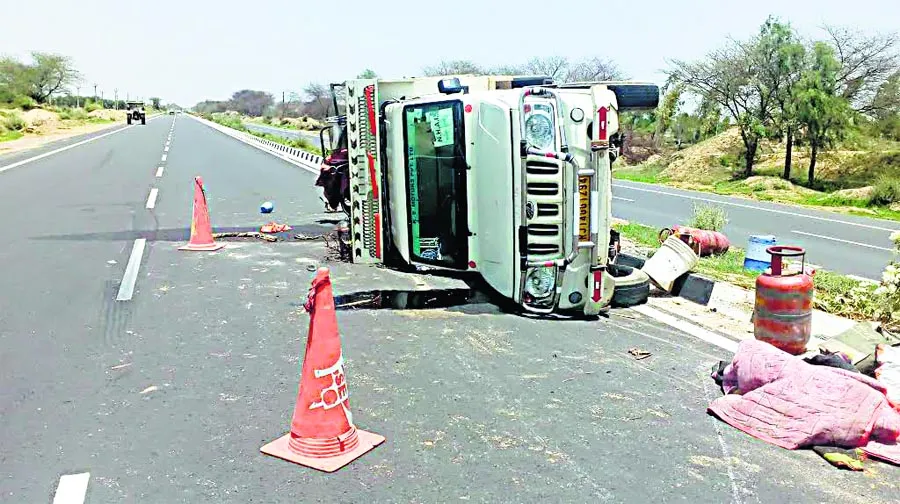 नींद की झपकी आने से पलटी बोलेरो