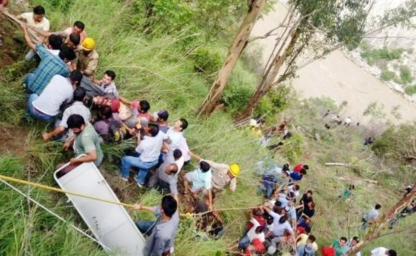 हिमाचल: सतलुज नदी में गिरी बस, 28 की मौत