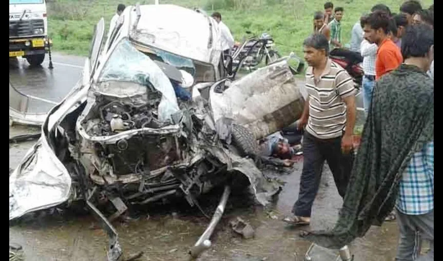 ट्रक ने मारी कार में टक्कर, थानाधिकारी सहित 5 की मौत