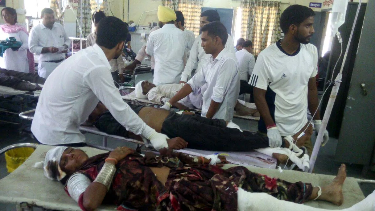 पीछे से ट्रक ने मारी टक्कर एक की मौत, 21 लोग घायल