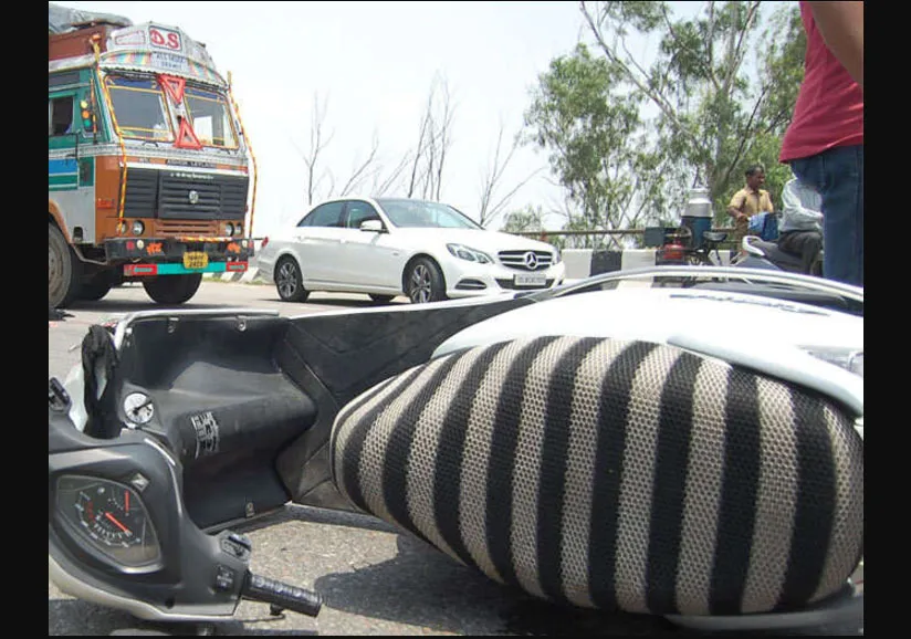 ट्रक की चपेट में आने से महिला की मौत